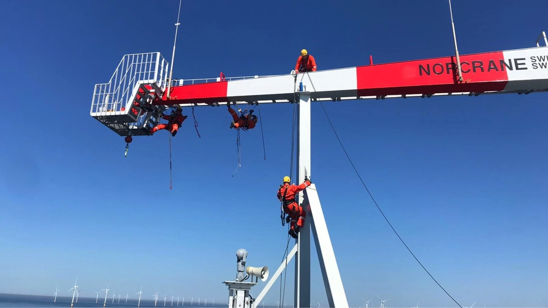 Offshore oil and gas services. Heavy machinery installation and dismantling