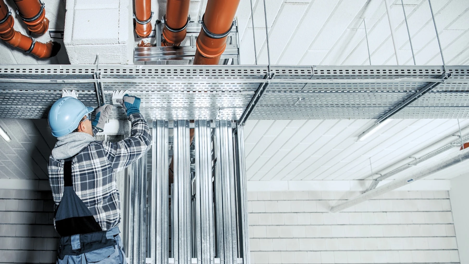 Elektros ir šviesolaidinių sistemų įrengimas sausumos objektuose