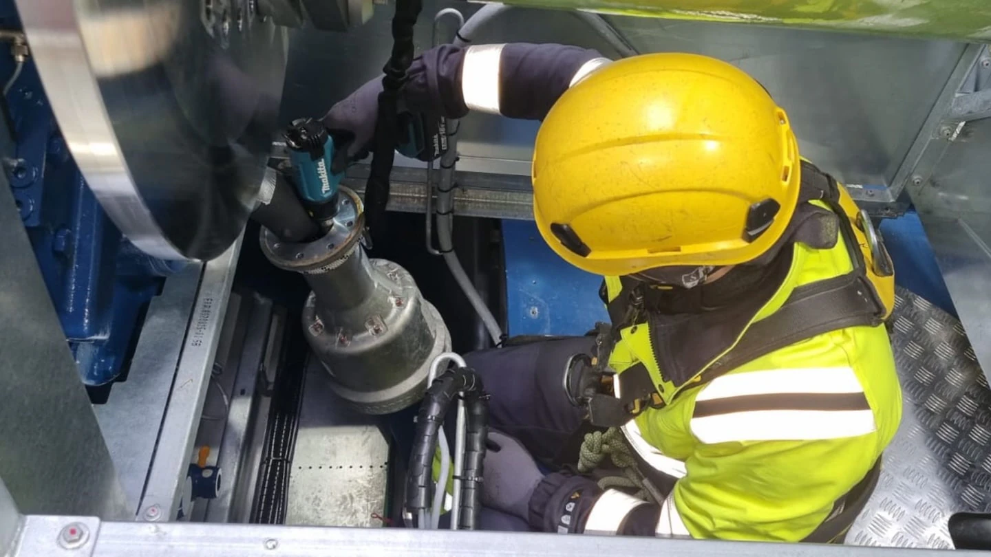 Onshore wind turbine gearbox maintenance