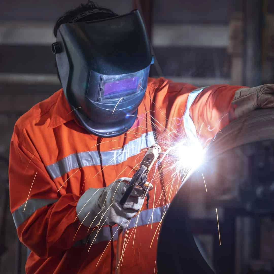 Structural metal fitting and assembly