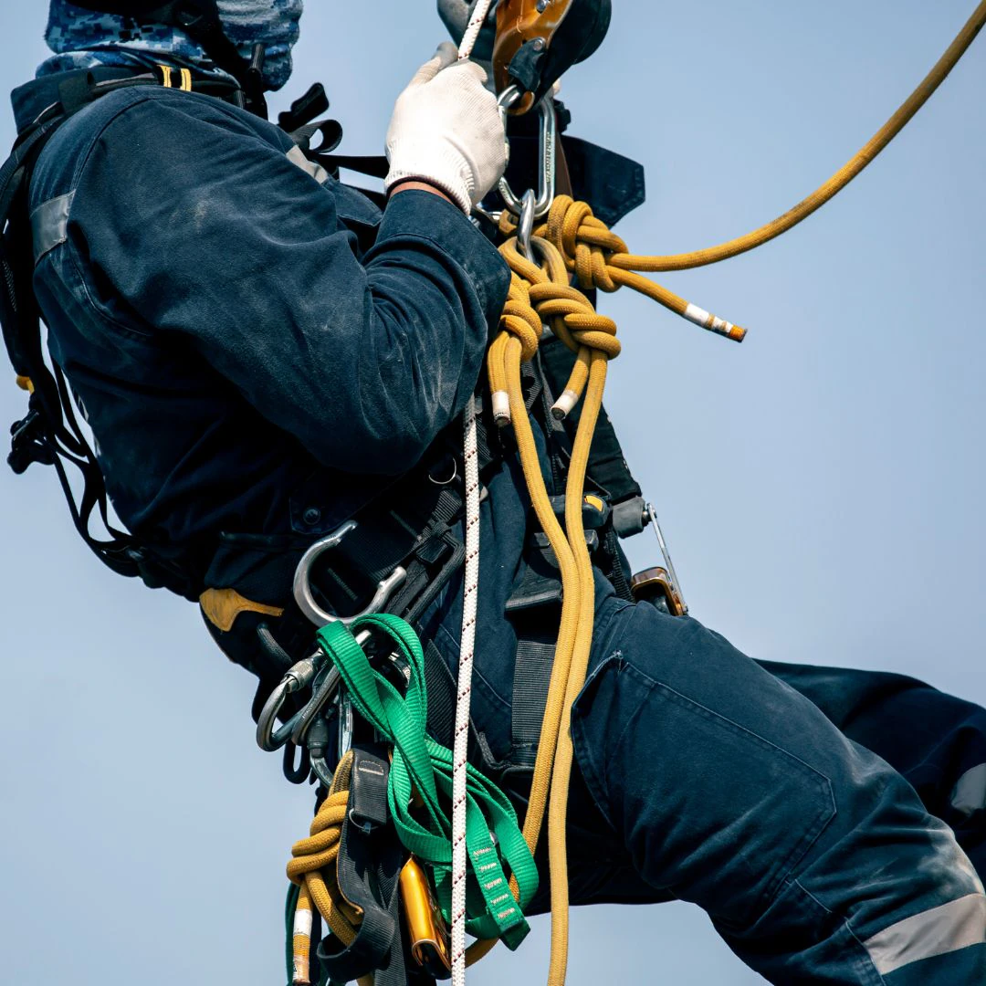 Gridinta rope-access specialist at work — photo 2