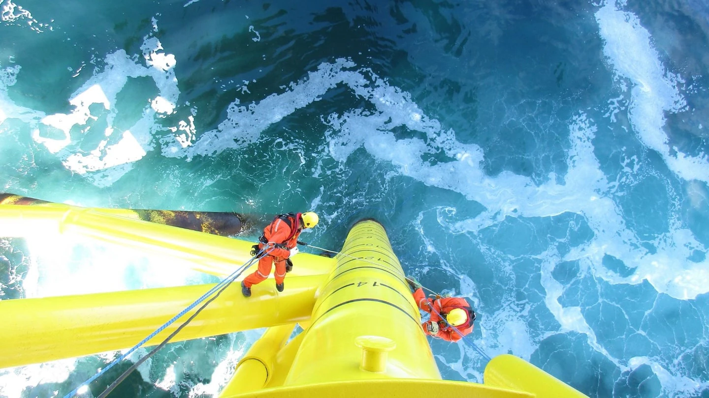 Offshore oil and gas platform servicing
