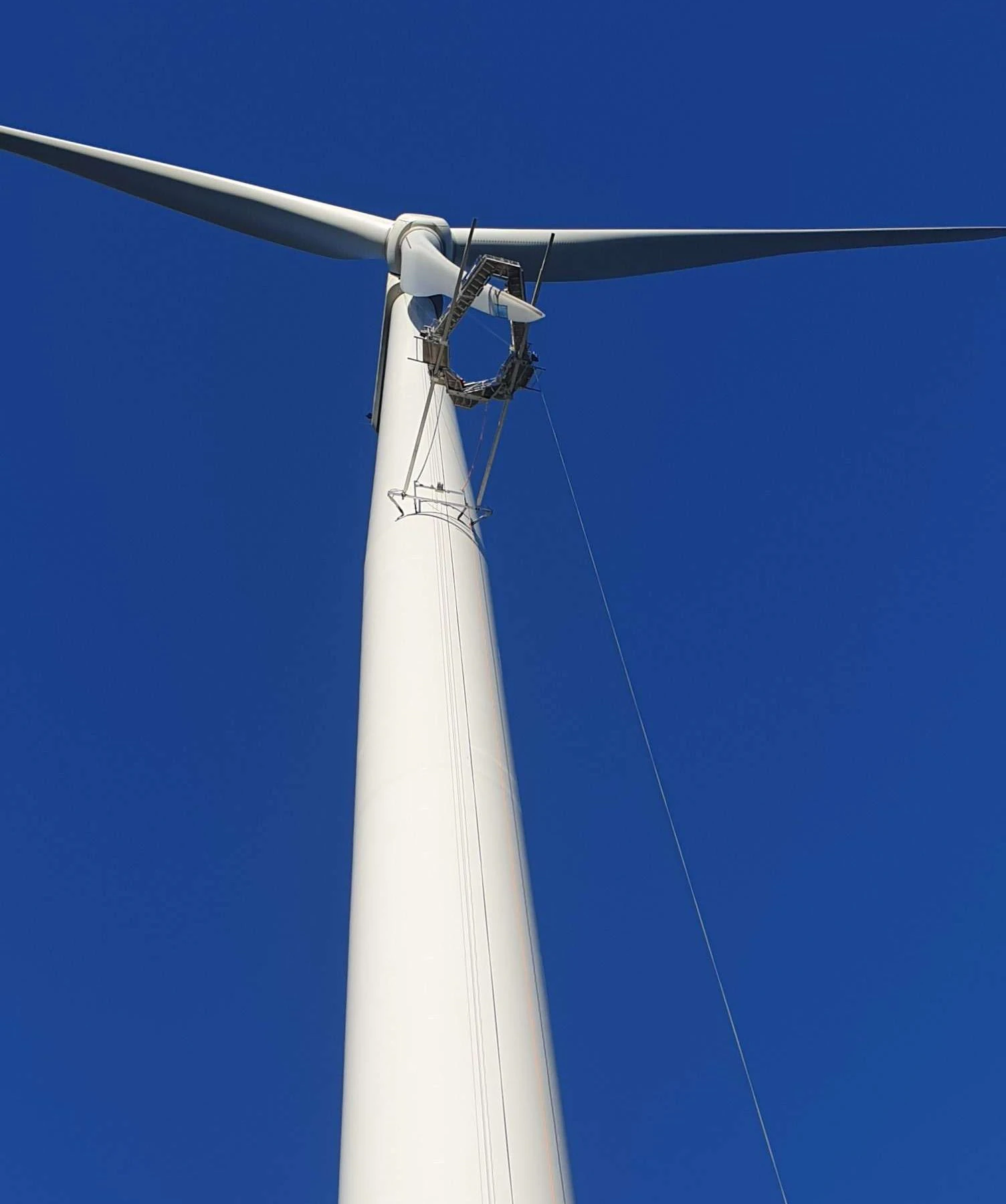 Offshore wind turbine rotor blade service