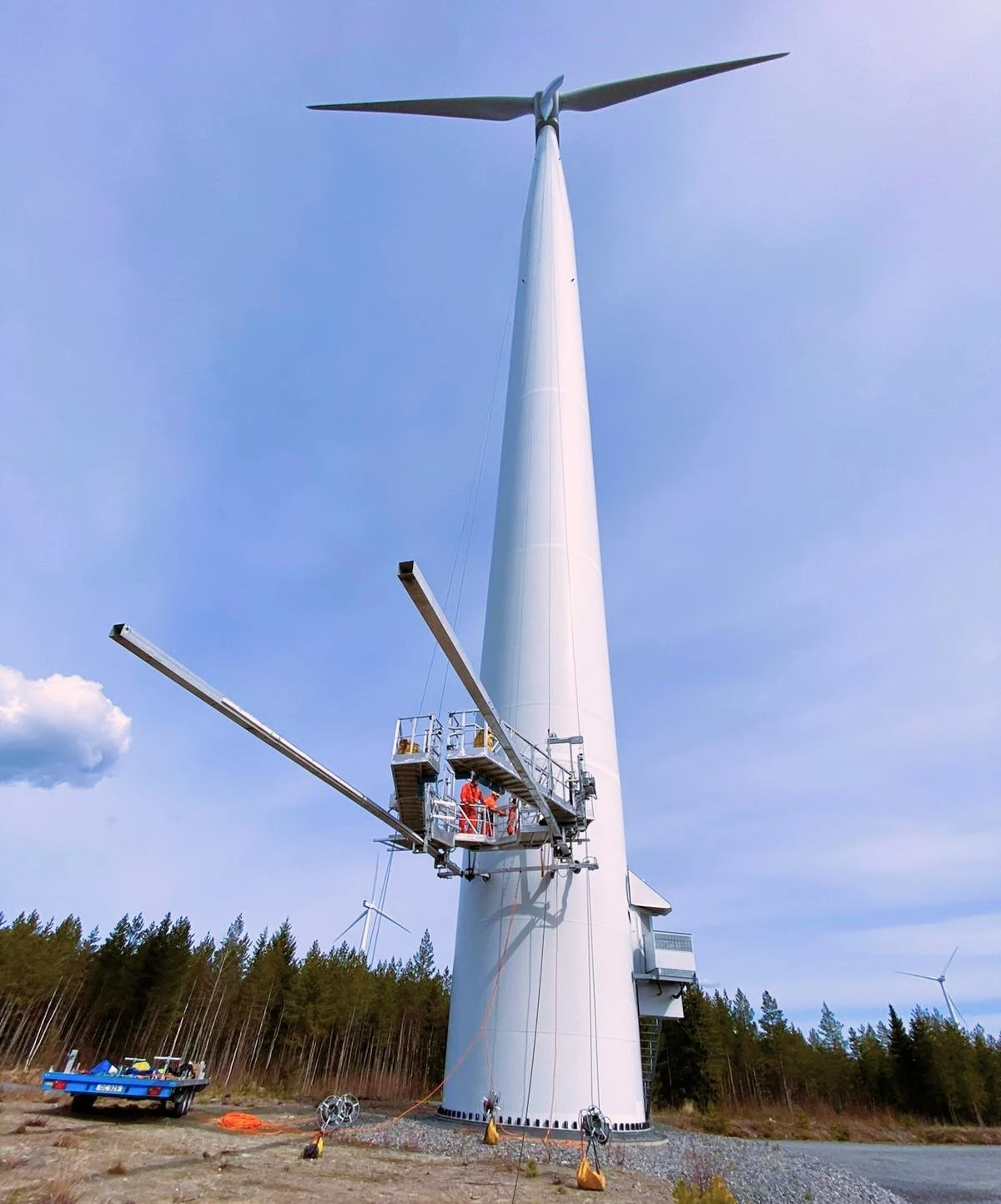 Onshore wind turbine tower repair